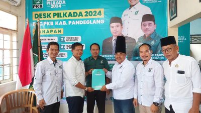 Foto haji Mulyadi cas saat mengambil formulir bakal calon bupati di kantor dpc pkb Pandeglang (Katakita.co)