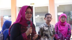 Plt Kepala Dinas Sosial Kabupaten Pandeglang Nuriah saat memberikan sambutan dihadapan KPM (Katakita.co)