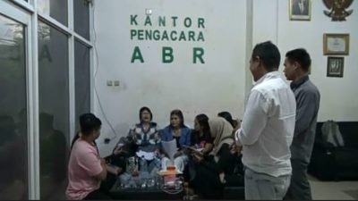 Foto para korban investasi bodong saat meminta pendampingan ke salah satu kantor LembGa Bantuan Hulum (Katakita.co)