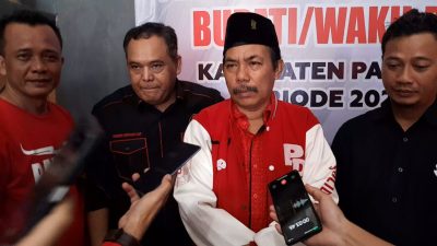 Foto jajaran pengurus partai DPC PDIP Pandeglang saat menggelar konferensi pers untuk penjaringan bakal calon bupati dan wakil bupati Kabupaten Pandeglang (Katakita.co)