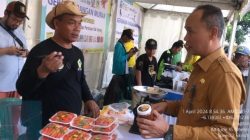 Foto kepala DKPP Kabupaten Serang saat berbincang dengan salah satu pedagang di acara gerakan pasar murah (Katakita.co)