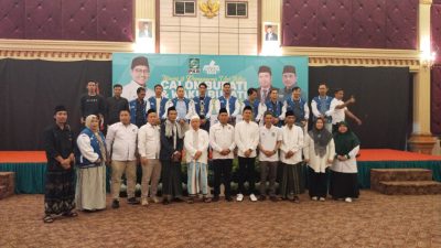Bakal calon bupati Pandeglang Iing Andri Supriadi saat berfoto bersam dengan jajaran pengurus partai PKB dan para ulama (Katakita.co)