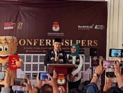Kenakan Pakaian Hitam Putih, Fitron-Diana Daftar ke KPU Pandeglang