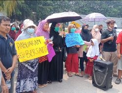 Warga Cikande Demo Pabrik Hebel