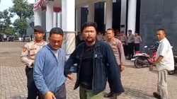 oknum pendemo yang memamkai pakaian berwarna hitam saat melontarkan kata kata yang merendahkan profesi wartawan