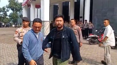 oknum pendemo yang memamkai pakaian berwarna hitam saat melontarkan kata kata yang merendahkan profesi wartawan