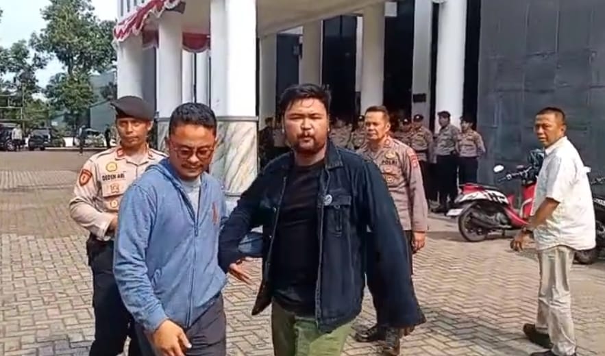 oknum pendemo yang memamkai pakaian berwarna hitam saat melontarkan kata kata yang merendahkan profesi wartawan