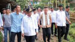 foto gubernur banten didampingi bupati lebak saat meninjau jalan rusak