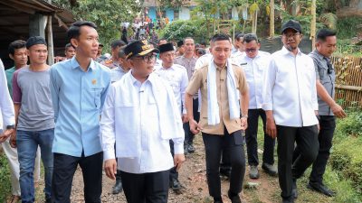 foto gubernur banten didampingi bupati lebak saat meninjau jalan rusak