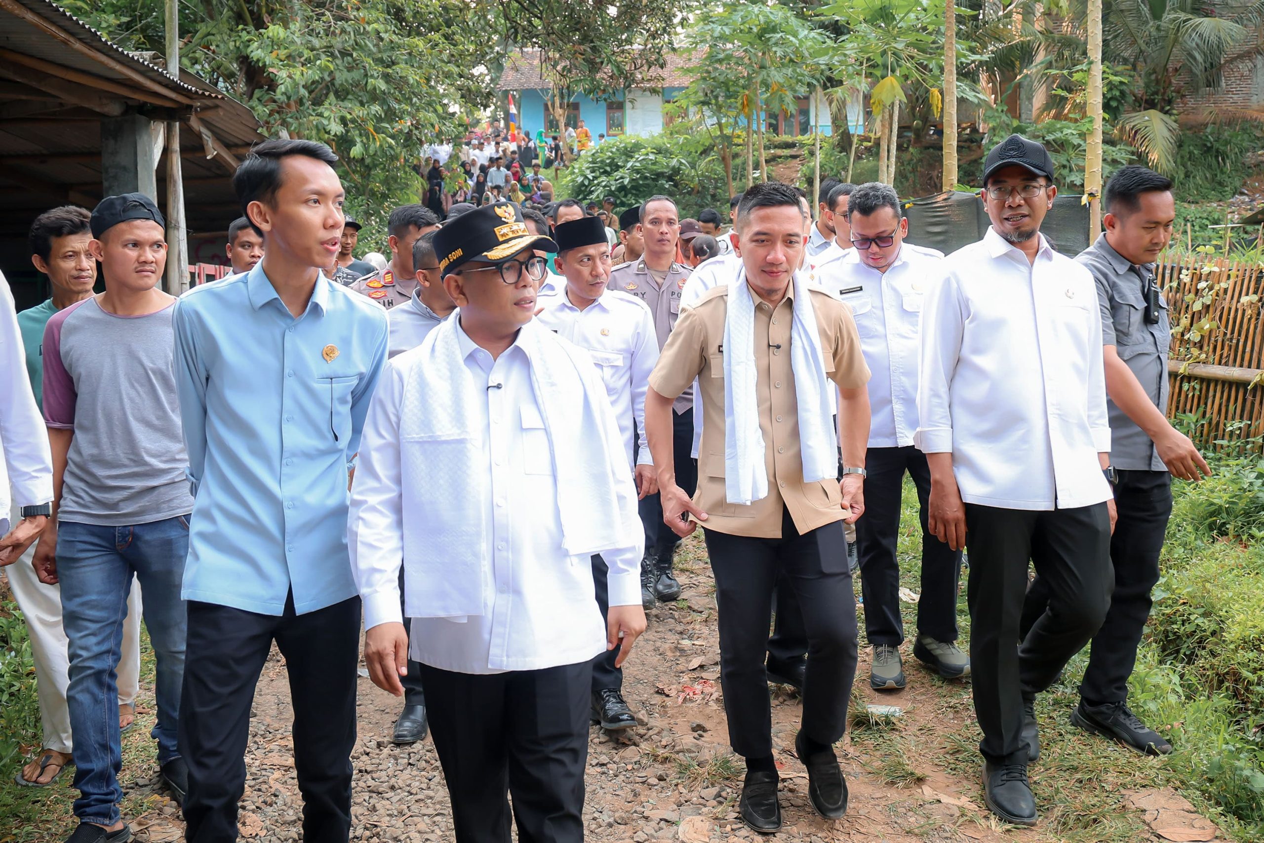 foto gubernur banten didampingi bupati lebak saat meninjau jalan rusak