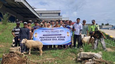 PT Tirta Fresindo Jaya Pandeglang Salurkan 14 Ekor Kambing Qurban