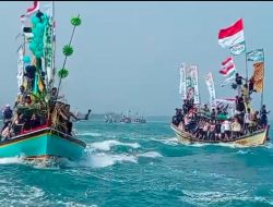 Ribuan Warga Padati Ruwat Laut Carita, Perahu Pengantin Tak Bisa Sandar Akibat Pendangkalan