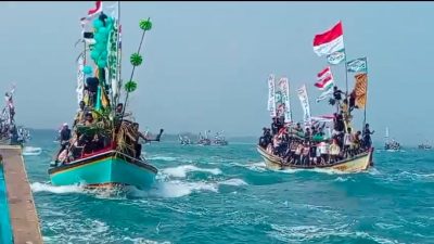 Ribuan Warga Padati Ruwat Laut Carita, Perahu Pengantin Tak Bisa Sandar Akibat Pendangkalan
