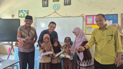 Dindikbud Serang Salurkan 535 Paket Alat Tulis untuk Siswa Kurang Mampu
