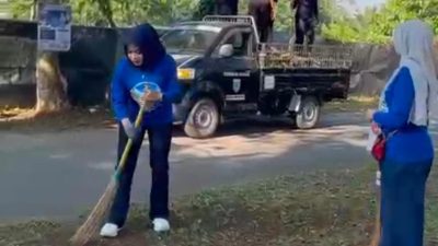 Laskar Biru Bersihkan Lingkungan Stadion Badak Pandeglang, Ajak Warga Jaga Kebersihan