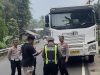 Satlantas Polres Pandeglang Tindak Truk Sumbu Tiga yang Langgar Jam Operasional