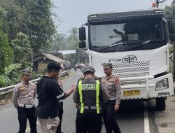 Satlantas Polres Pandeglang Tindak Truk Sumbu Tiga yang Langgar Jam Operasional